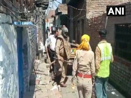 Uttar Pradesh Coronavirus Lockdown Aligarh A clash broke out between Police & a group | UP Ki Taja khabar: अलीगढ़ में पुलिसवालों पर पत्थरबाजी, एक घायल, दुकानें बंद करवाते वक्त झड़प, देखें वीडियो