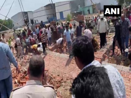 Alipur wall collapse, Delhi 5 dead, 9 injured including 2 critical cases | दिल्ली: अलीपुर में गिरी गोदाम की दीवार, अब तक 5 की मौत, कई लोगों के मलबे में दबे होने की आशंका