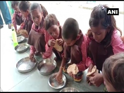 all west bengal govt school will get chicken seasonal fruits along with midday meal from january to april 2023 | पश्चिम बंगाल: इसी महीने से सरकारी स्कूलों के मिड डे मील में मिलेंगे चिकन और मौसमी फल, योजना में शिकायतें और खराब खाना के बाद सरकार ने लिया यह फैसला