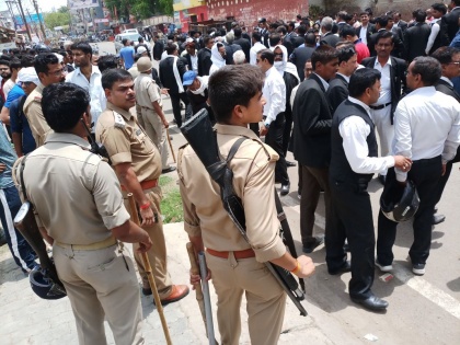 Lawyer Rajesh Srivastava shot dead in Allahabad, lawyers set fire in a bus Updates | इलाहाबादः डीएम ऑफिस के पास बेखौफ बदमाशों ने वकील को सरेआम मारी गोली, शहर में तनाव व्याप्त