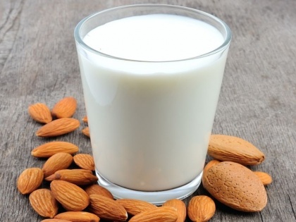 health benefits of almond and milk for diabetics, weight loss | रोजाना सिर्फ 4 बादाम और 1 गिलास दूध के सेवन से पास नहीं भटकेंगी डायबिटीज, मोटापा जैसी 6 बीमारियां