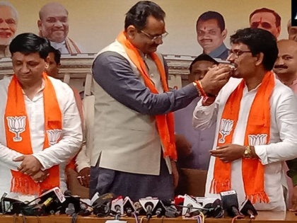 Alpesh Thakor and Dhaval Singh Zala joins BJP in presence of Gujarat BJP President Jitu Vaghani in Ahmedabad | कांग्रेस को बड़ा झटका, अल्पेश ठाकोर और धवल सिंह झाला ने थामा BJP का दामन