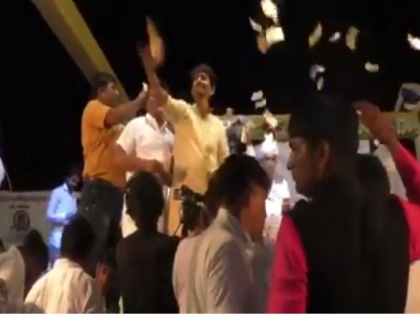 Alpesh Thakor seen showering money at music event in video and says it was for a cause | कांग्रेस MLA अल्पेश ठाकोर ने उड़ाए जमकर नोट, विवाद बढ़ने पर दी सफाई