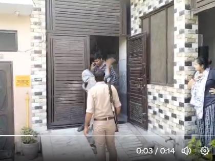 The wife caught her husband red-handed with his lover then what happened see in the video | पत्नी ने पति को प्रेमिका के साथ रंगे हाथों पकड़ा, फिर क्या हुआ.., सामने आए वीडियो में देखिए The wife caught her husband red-handed with his lover then what happened see in the video | पत्नी ने पति को प्रेमिका के साथ रंगे हाथों पकड़ा, फिर क्या हुआ.., सामने आए वीडियो में देखिए