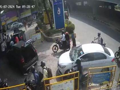 AAP MLA Amanatullah Khan's son attacks petrol pump employees, booked | वीडियो: AAP विधायक अमानतुल्ला खान के बेटे ने पेट्रोल पंप कर्मचारियों पर किया हमला, मामला दर्ज