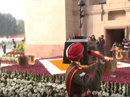 Amar Jawan Jyoti flame merger with National War Memorial watch video | अमर जवान ज्योति का नेशनल वॉर मेमोरियल में जल रही लौ के साथ ऐसे हुआ विलय, देखें वीडियो