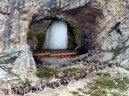 Lt. Governor Done worship Amarnath Cave 'First Pooja', criticism as above 55 are not allowed to visit | अमरनाथ गुफा में उप-राज्यपाल ने की 'प्रथम पूजा', जमकर हुई आलोचना-खुद 61 के हैं, पर 55 से ऊपर वालों को दर्शन की अनुमति नहीं