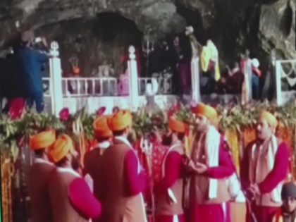 Jammu and Kashmir: Amarnath Yatra ends Lt Governor Manoj Sinha performed Samapan Pooja | जम्मू-कश्मीर: अमरनाथ यात्रा छड़ी मुबारक की स्थापना के साथ समाप्त, उपराज्यपाल मनोज सिन्हा ने वीडियो कॉन्फ्रेंसिंग के जरिए की समापन पूजा