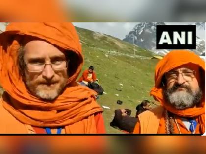 viral video Two American citizens involved in Amarnath Yatra video of foreigners immersed in devotion to Baba Barfani goes viral | अमरनाथ यात्रा में शामिल हुए दो अमेरिकी नागरिक, 'बाबा बर्फानी' की भक्ती में डूबे विदेशियों का वीडियो वायरल