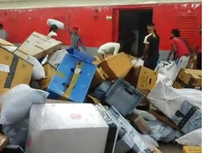 video men were seen throwing Amazon's parcel from train railways clarified on viral video | VIDEO: अमेजन के पार्सल को ट्रेन से फेंकते नजर आए कर्मचारी, वायरल वीडियो पर भड़के लोग, रेलवे ने दी ये सफाई