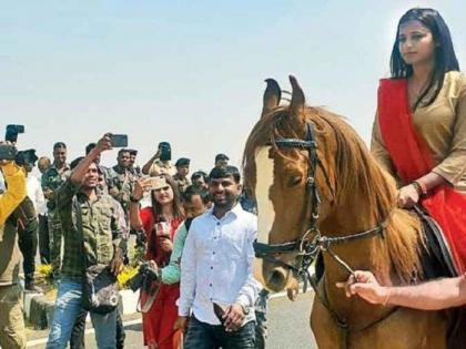 Jharkhand Assembly Congress MLA Amba Prasad reached assembly on horse women are not weak ranchi see video | झारखंड विधानसभाः घोड़े पर सवार होकर पहुंचीं कांग्रेस विधायक अंबा प्रसाद, कहा- महिलाएं किसी रूप में कमजोर नहीं, देखें वीडियो