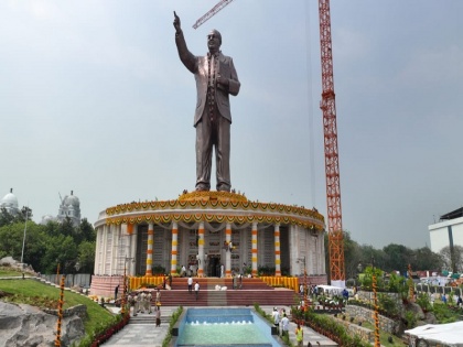 Telangana CM KCR unveils 125-ft-tall Ambedkar statue in Hyderabad | आंबेडकर जयंती: तेलंगाना के मुख्यमंत्री केसीआर ने हैदराबाद में 125 फुट ऊंची आंबेडकर प्रतिमा का किया अनावरण