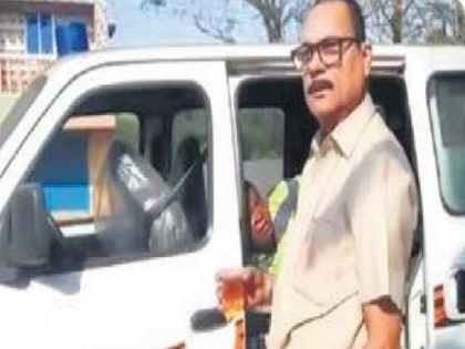 Ambulance driver stopped on way to drink alcohol while going to hospital with patient | एम्बुलेंस ड्राइवर ने की अजब हरकत, शराब पीने के लिए रास्ते में रोक दी गाड़ी! मरीज को भी दिया
