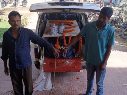 Bihar Liquor smugglers game regarding Holi liquor in ambulance coffin Police senses blown English liquor recovered huge quantity | बिहारः होली को लेकर शराब तस्करों का खेल, एम्बुलेंस ताबुत में शराब, पुलिस के होश उड़े, भारी मात्रा में अंग्रेजी शराब बरामद