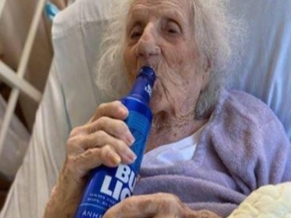 america 103 year old lady fight with Coronavirus drink cold beer to celebrate recovery | 103 साल की दादी ने कोरोना को दी मात, ठीक होने की खुशी में पी ठंडी बीयर