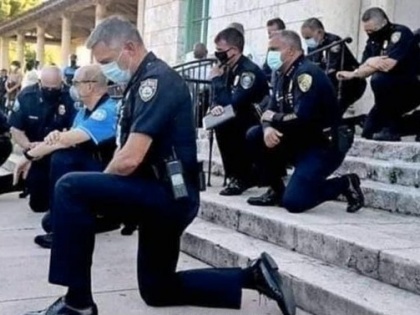 Police sit down in front of violent protesters in America, people stop crying violence | अमेरिका में हिंसक प्रदर्शनकारियों के आगे घुटने टेक कर बैठ गई पुलिस, थम गई हिंसा रोने लगे लोग