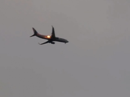 American Airlines made an emergency landing in a hurry after Fire in the plane flying in the sky | आसमान में उड़ते हुए विमान में लगी आग, हवा में अटकी यात्रियों की सांस; आनन-फानन में अमेरिकन एयरलाइंस की कराई गई इमरजेंसी लैंडिंग