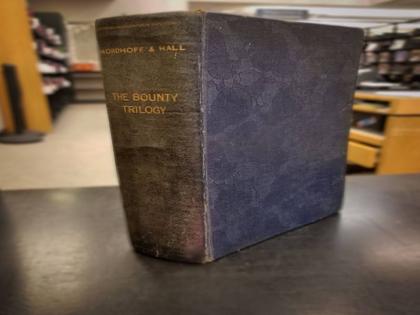 american man return The Bounty Trilogy book after 81 years to Timberland Regional library | Photos: करीब 81 साल बाद लाइब्रेरी में लौटाया गया किताब, 40 हजार हुआ लेट फाइन, जानें किसने चुकाई फीस