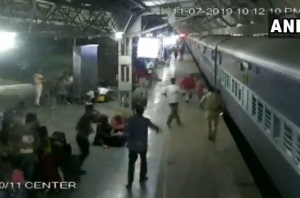 Ahmedabad Railway Station jawan saved a woman who fell off the platform viral video | अहमदाबाद स्टेशन पर चलती ट्रेन से फिसली महिला, वीडियो में देखें, पुलिस ने ऐसे बचाई जान
