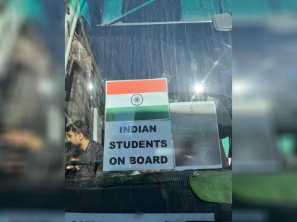 Amid Russia-Ukraine Crisis first batch of Indian students have for the Ukraine-Romania border | Russia-Ukraine Crisis: यूक्रेन-रोमानिया सीमा के लिए रवाना हुआ भारतीय छात्रों का पहला जत्था, देखें तस्वीरें