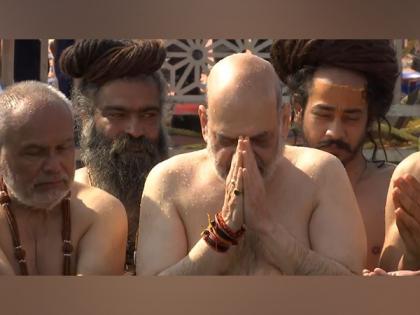 WATCH Prayagraj Mahakumbh 2025 Amit Shah along his family presence saints CM Yogi Adityanath performs aarti Triveni Sangam SEE VIDEO | संगम में संतों के मंत्रोच्चार के बीच आस्था की डुबकी?, परिवार के साथ अमित शाह ने की आरती, देखें वीडियो WATCH Prayagraj Mahakumbh 2025 Amit Shah along his family presence saints CM Yogi Adityanath performs aarti Triveni Sangam SEE VIDEO | संगम में संतों के मंत्रोच्चार के बीच आस्था की डुबकी?, परिवार के साथ अमित शाह ने की आरती, देखें वीडियो