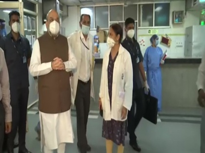 Delhi: Home Minister Amit Shah reach LNJP Hospital and interacted with staff | दिल्ली: एलएनजेपी अस्पताल पहुंचे गृहमंत्री अमित शाह, कोविड-19 वार्ड में सीसीटीवी लगाने और मरीजों के लिए वैकल्पिक कैंटीन बनाने का दिया निर्देश
