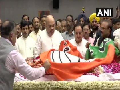BJP President Amit Shah and BJP JP Nadda pay tribute to Sushma Swaraj at party headquarters | सुषमा स्वराज निधनः BJP मुख्यालय में अमित शाह ने पार्थिव शरीर पर पार्टी का झंडा रख दी श्रद्धांजलि 