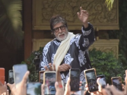 Amitabh Bachchan reached among fans for the first time after injury Big B was seen wearing 'homemade sling' in his hand outside Jalsa | चोट के बाद पहली बार फैन्स के बीच पहुंचे अमिताभ बच्चन, जलसा के बाहर हाथ में 'होममेड स्लिंग' पहने दिखें बिग बी
