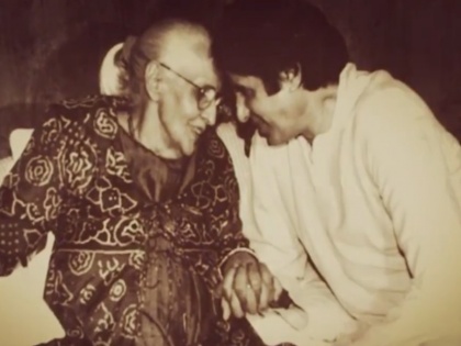 Amitabh Bachchan song tribute for mother on Mother Day viral on instagram watch video | VIDEO: मां की याद में अमिताभ बच्चन ने गाया गाना, कहा- मेरी रोटी की गोलाई मां, मेरे सच की सब सच्चाई मां