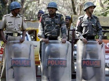 Stress, curfew was imposed after killing three people, including a Shiv Sena leader in Amravati | अमरावती में शिवसेना नेता समेत तीन लोगों हत्या के बाद तनाव, कर्फ्यू लगाया गया