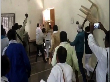 maharashtra: bjp workers threw chairs on party leaders in amravati | लोकसभा चुनाव में करारी हार के बाद BSP में घमासान, नाराज कार्यकर्ताओं ने कुर्सियां फेंकी, जान बचाकर भागे नेता