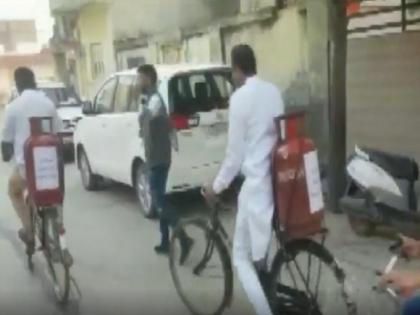 Gujarat Election Amreli: Congress MLA Paresh Dhanani leaves residence to cast vote, with gas cylinder on bicycle | गुजरात चुनाव: अमरेली में साइकिल पर सिलेंडर रखकर वोट डालने निकले कांग्रेस विधायक, देखें वीडियो