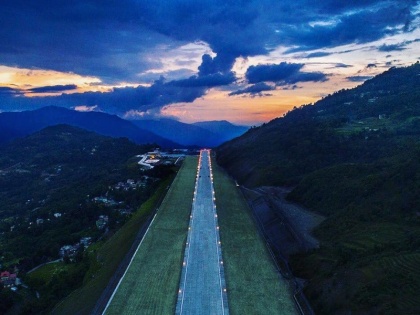 narendra modi inaugurate sikkim pakyong airport know the tourist placec in sikkim and distance from airport | मोदी ने सिक्किम को दिया पहला एयरपोर्ट, अब 3 से 4 घंटे में पहुंच सकेंगे इन 4 खूबसूरत टूरिस्ट प्लेस पर