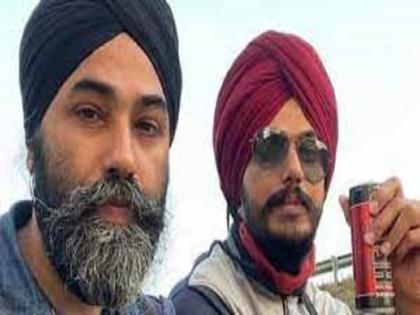 Amritpal Singh's new picture surfaces — maroon turban, sunglasses and a can | अमृतपाल सिंह की नई तस्वीर सामने आई, मैरून पगड़ी, धूप का चश्मा लगाकर हाथ में कैन पकड़ा दिखाई दिया