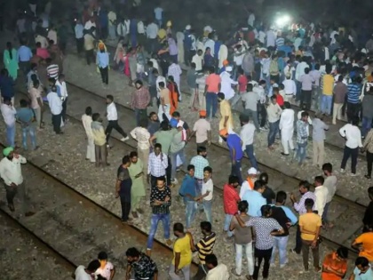 Amritsar train accident: Eye witness told the accident story | अमृतसर ट्रेन हादसाः चश्मदीद ने किया खुलासा- इस वजह से हुई दुर्घटना, मोदी के मंत्री ने दिया अलग बयान