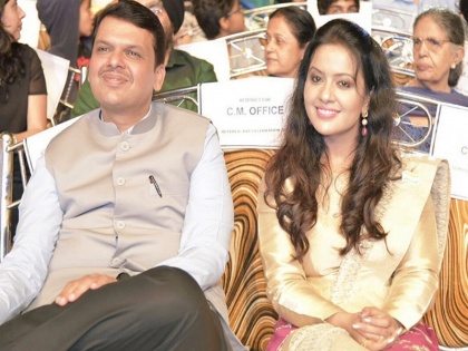 Maharashtra Assembly Polls 2019: CM Devendra Fadnavis wife Amruta and other candidates spouse campaigning | महाराष्ट्र चुनाव: सीएम देवेंद्र फड़नवीस की पत्नी अमृता समेत अधिकांश उम्मीदवारों की 'होम मिनिस्टर' भी चुनाव प्रचार में जुटीं