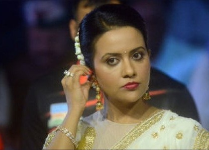 mumbai former CM Devendra Fadnavis wife Amrita released new song 'Tila Jagu Dya' 38,000 people disliked | महाराष्ट्र के पूर्व सीएम देवेंद्र फड़नवीस की पत्नी अमृता का नया गाना 'तिला जगू द्या' रिलीज, 38000 लोगों ने किया डिसलाइक
