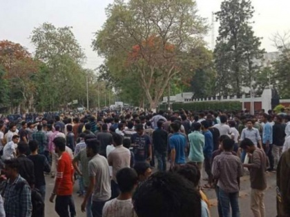 DM shuts internet in AMU after students protest lathi charge on Jinnah controversy | जिन्ना विवाद: लाठीचार्ज के खिलाफ धरने पर छात्र, डीएम का आदेश- AMU में दो दिन बंद रहेगा इंटरनेट