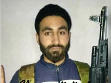 aligarh university student join terror group hizbul | AMU छात्र के हिजबुल में शामिल होने का दावा, एके 47 के साथ फोटो हुई वायरल