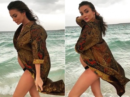 amy jackson flaunt her baby bump in a latest video shoot at beach | समुद्र की लहरों के बीच हॉट अंदाज में बेबी बंप फ्लॉन्ट करती दिखीं एमी जैकसन, 2020 में करेंगी शादी
