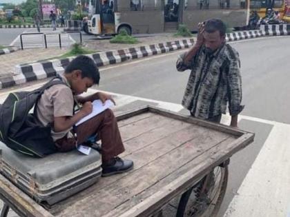 Anand Mahindra's favourite pic from 2021 has a powerful message See viral post | ठेले पर अटैची रखकर पढ़ाई, आनंद महिंद्रा ने ट्विटर पर साल 2021 की अपनी ‘सबसे फेवरेट’ तस्वीर शेयर की, देखें