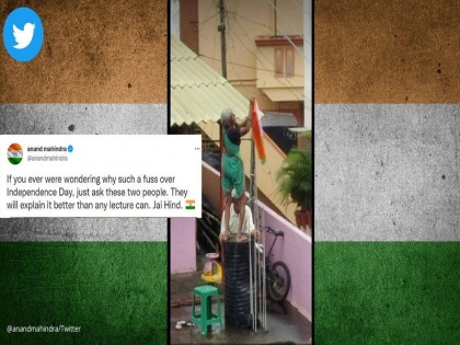 Anand Mahindra shared a picture of an elderly couple hoisting the flag and said, 'Why is there so much ruckus on Independence Day, just ask these two people' | आनंद महिंद्रा ने झंडा फहराते बुजुर्ग दंपति की तस्वीर साझा करके कहा, 'स्वतंत्रता दिवस पर इतना हंगामा क्यों है, यो तो बस इन दो लोगों से पूछिए'
