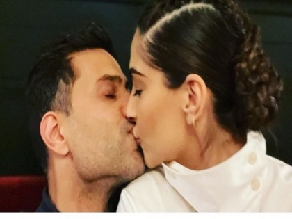 Sonam Kapoor kisses hubby Anand Ahuja as she preps to take on 2021 with the love of her life | न्यू ईयर पर पति आनंद को लिप किस करते हुए सोनम कपूर ने शेयर की तस्वीर, फैंस से मिल रहे ऐसे रिएक्शन