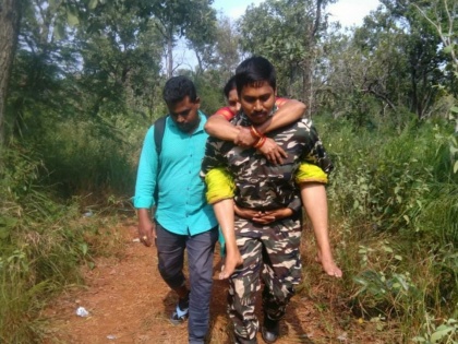 Andhra constable carries elderly devotees on his back after they faint during Tirupati trek | ट्रैक पर बेहोश हुई 58 वर्षीय महिला, पीठ पर लादकर 6 किलोमीटर चला कांस्टेबल