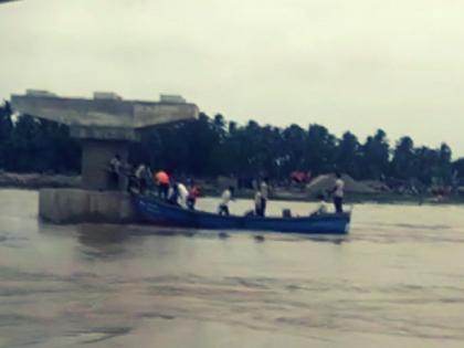 Andhra Pradesh A boat with more than 40 people in it has capsized in Godavari, 10 people have been missing | आंध्र प्रदेश: गोदावरी नदी में नाव पलटी, 10 लापता, 40 लोग थे सवार