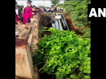 Andhra Pradesh Bus filled with 45 baraatis fell canal seven killed and many injured watch video Sagar canal in Prakasam district. Rescue operation | Andhra Pradesh: 45 बारातियों से भरी बस नहर में गिरी, सात की मौत और कई घायल, देखें वीडियो