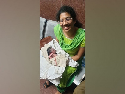 A medical student in Duronto Express helped a pregnant woman to deliver child | दुरंतो एक्सप्रेस में गर्भवती महिला को शुरू हुआ लेबर पेन, कोच में यात्रा कर रही मेडिकल की छात्रा ने कराई बच्चे की डिलीवरी