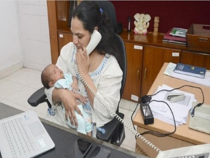 22-day-old baby in arm, Andhra Pradesh IAS Officer Back At Work due to Corona crisis, photo viral | कोरोना संकट के चलते 22 दिन के बच्चे को लेकर काम पर लौटीं IAS अफसर, सोशल मीडिया पर वायरल हुई तस्वीर