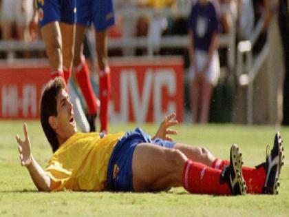 fifa world cup when colombian defender andres escobar shot dead in 1994 | FIFA World Cup: 1994 की वो कहानी, जब टीम की हार के बाद इस खिलाड़ी को मार दी गई गोली