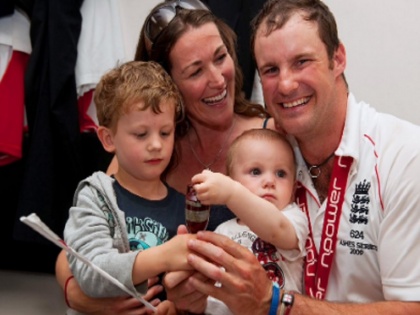 wife of england former cricketer and captain Andrew Strauss dies | इंग्लैंड के पूर्व कप्तान की पत्नी का ऑस्ट्रेलिया में कैंसर से निधन